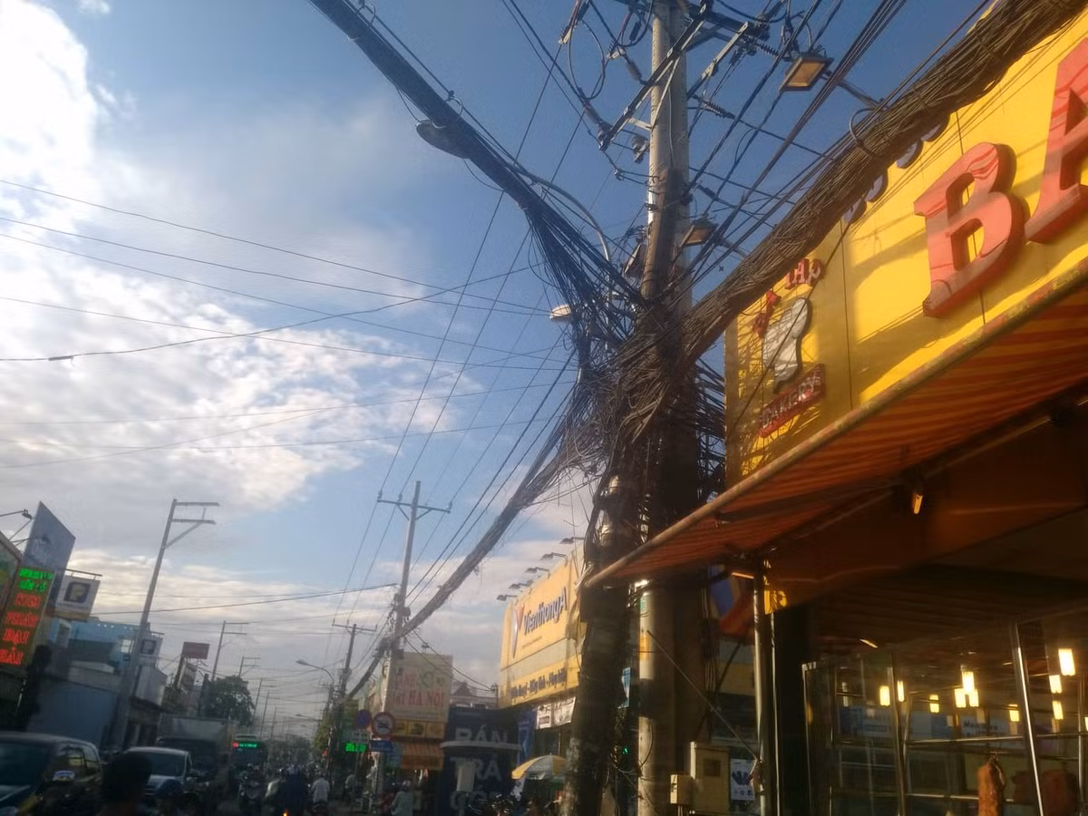 Rất nhiều tuyến đường trên địa bàn TP.HCM cảnh tượng "mạng nhện" dây điện chằng chịt vẫn khá phổ biến gây mất mỹ quan đô thị, tiềm ẩn nguy cơ cháy nổ cao..