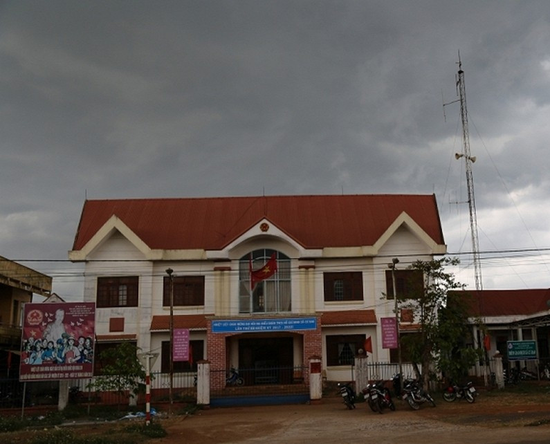 Phat hien thi the Chu tich xa trong tu the treo co