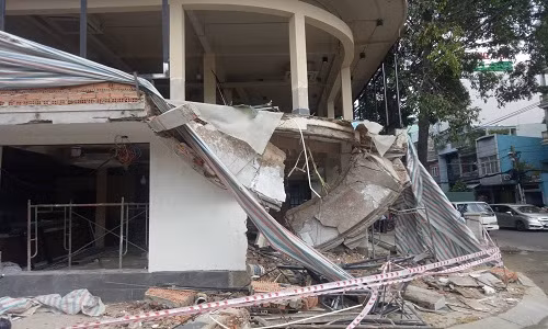 Sap ban cong cong trinh, 2 cong nhan trong thuong-Hinh-2