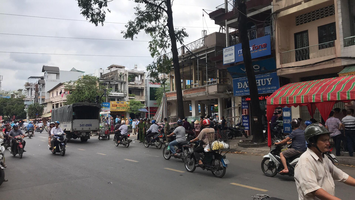 Sap ban cong cong trinh, 2 cong nhan trong thuong