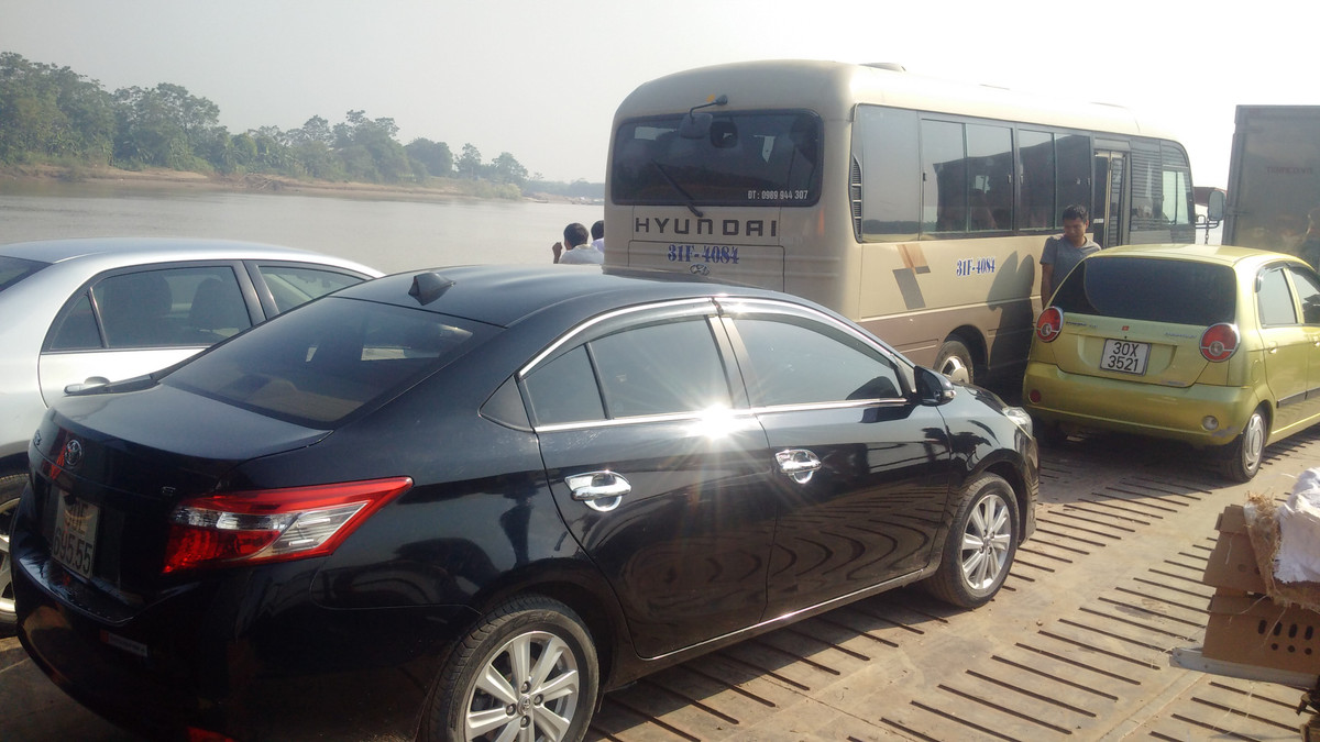 Hà Nội: Mất an toàn tại bến phà ngang sông Chương Dương Ha Noi: Mat an toan tai ben pha ngang song Chuong Duong