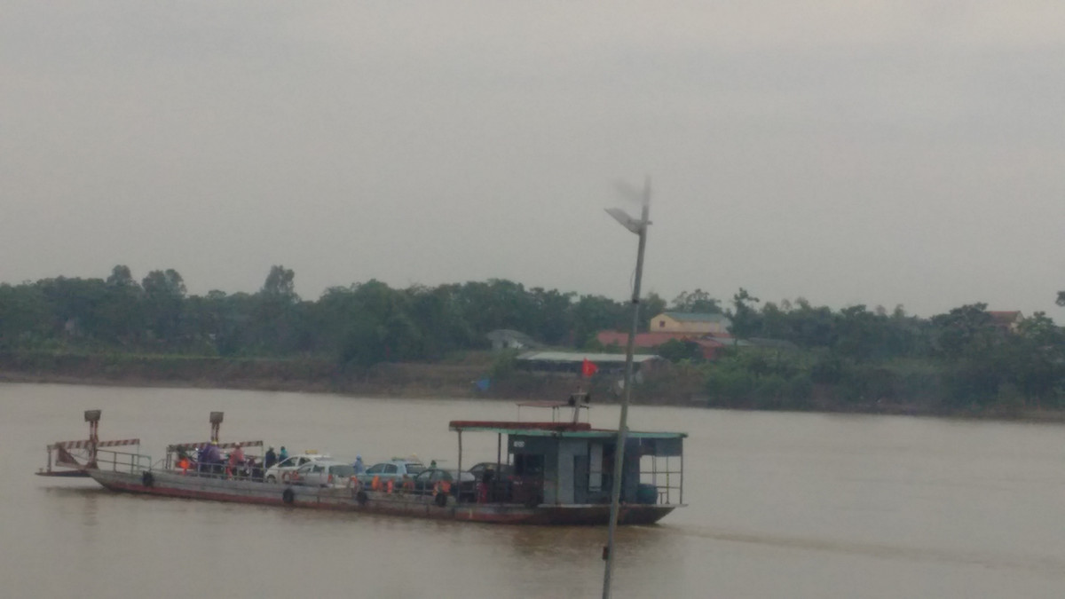 Hà Nội: Mất an toàn tại bến phà ngang sông Chương Dương - Hình 3 Ha Noi: Mat an toan tai ben pha ngang song Chuong Duong-Hinh-3
