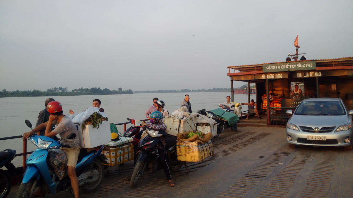 Hà Nội: Mất an toàn tại bến phà ngang sông Chương Dương - Hình 4 Ha Noi: Mat an toan tai ben pha ngang song Chuong Duong-Hinh-4