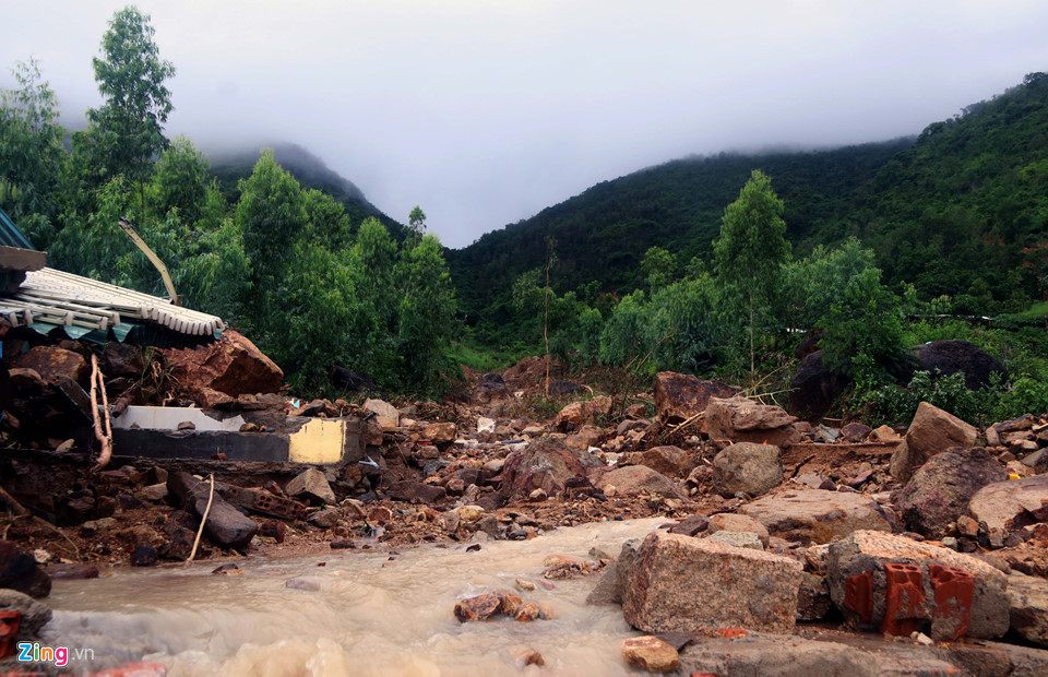 Hien truong lu cuon, sat lo lam 10 nguoi tu vong o Nha Trang