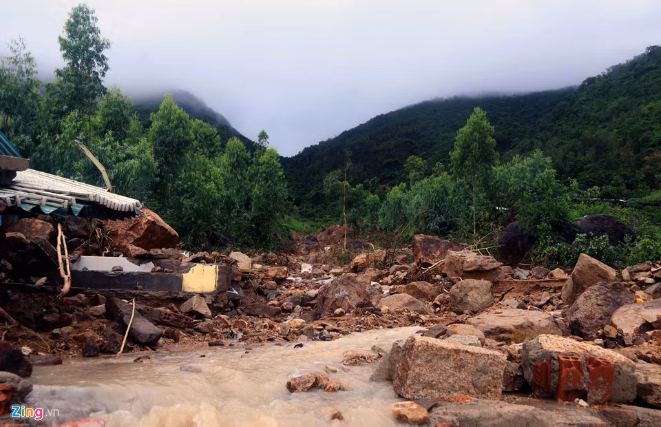 Hien truong lu cuon, sat lo lam 10 nguoi tu vong o Nha Trang