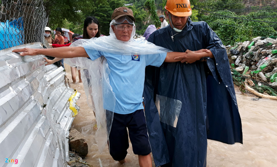 Người lớn tuổi được ưu tiên đưa ra trước. "Nhà sập gần hết, nhà tôi may mắn khi đã thức dậy, ra phía trước ngôi nhà. Nếu ở phía sau chắc không an còn sống", ông Hưng bàng hoàng.