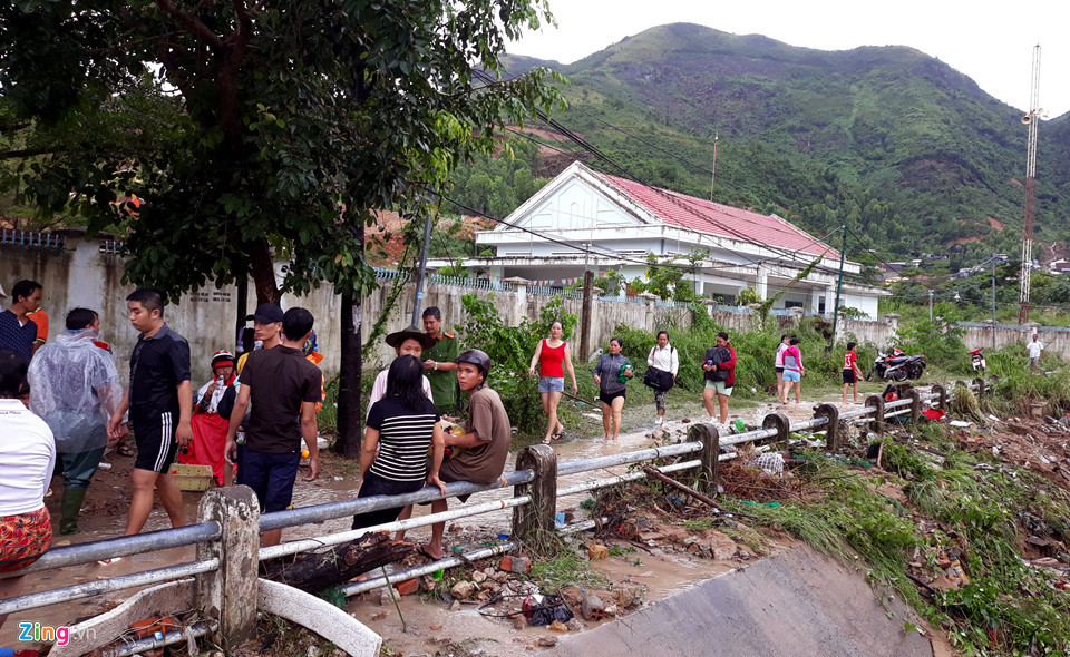 Chỉ trong vòng 1 giờ đồng hồ, hàng chục hộ dân mất nhà. "Chúng tôi kêu gọi những hộ gia đình nhà chưa sập cũng di tản khỏi khu vực để tránh sự cố đất đá tiếp tục sạt xuống", lãnh đạo TP Nha Trang thông tin.