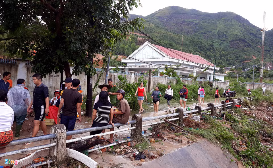 Chỉ trong vòng 1 giờ đồng hồ, hàng chục hộ dân mất nhà. "Chúng tôi kêu gọi những hộ gia đình nhà chưa sập cũng di tản khỏi khu vực để tránh sự cố đất đá tiếp tục sạt xuống", lãnh đạo TP Nha Trang thông tin.