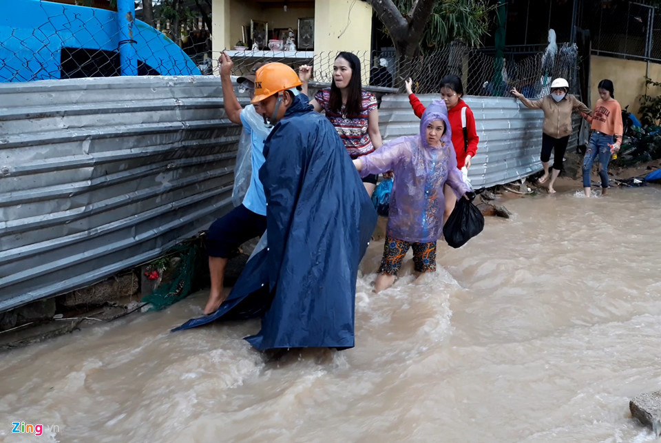 Người dân được di dời ra khỏi khu vực xảy ra lũ cuốn.