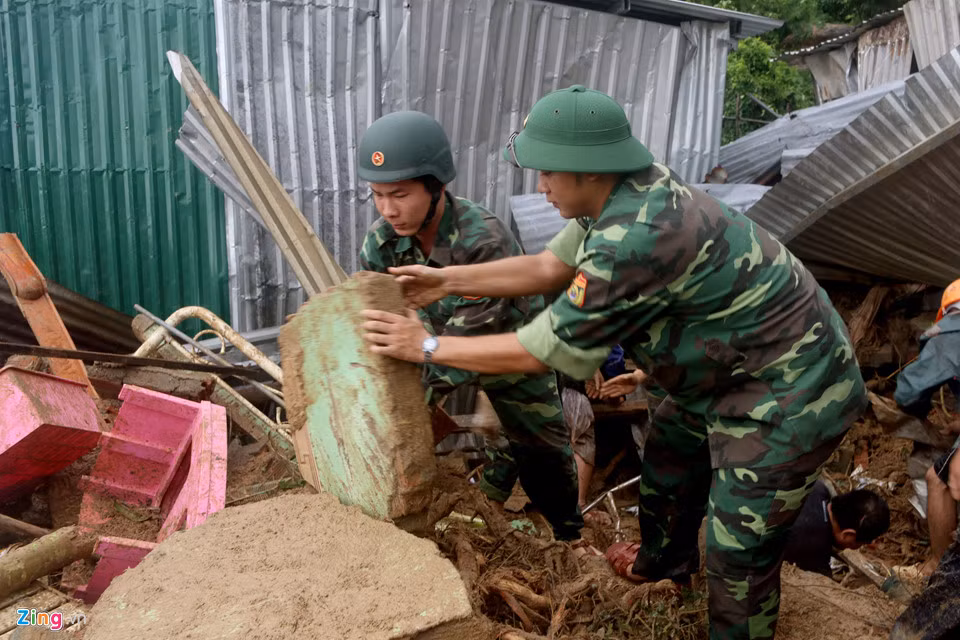 Ngoài công an, dân phòng, lực lượng tại chỗ tỉnh Khánh Hòa điều quân đội đến dọn dẹp hiện trường, tìm người dưới các đống đổ nát.