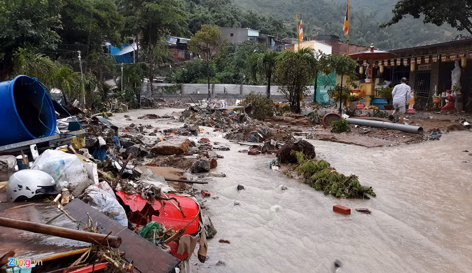 Hien truong lu cuon, sat lo lam 10 nguoi tu vong o Nha Trang-Hinh-3