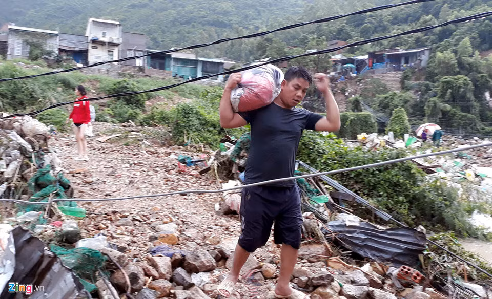 Người dân cố gắng thu dọn những gì còn sót lại, đưa ra ngoài sau cơn lũ.