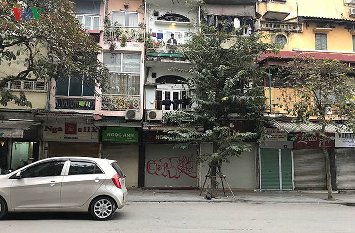 Các hình vẽ được thực hiện bằng sơn phun nên không thể xoá bỏ.