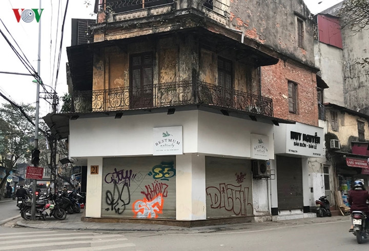 Cửa hàng ở ngã tư Hàng Cân - Lãn Ông nhằng nhịt nét vẽ.