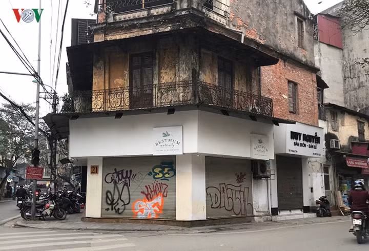 Cửa hàng ở ngã tư Hàng Cân - Lãn Ông nhằng nhịt nét vẽ.