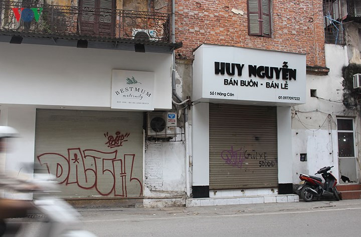 Graffiti xuất hiện ở Việt Nam từ những năm 2000 và dần trở thành một trào lưu trong giới trẻ Việt, nhưng do sự thiếu ý thức của một bộ phận những người vẽ Graffiti khiến nhiều người coi đó là một hành vi phá hoại tài sản hay viết vẽ bậy bạ.