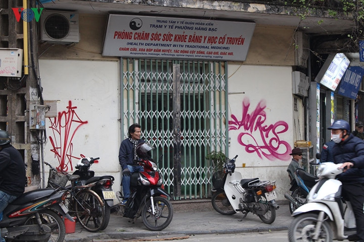 Người dân sống ở khu phố cổ cho biết: "Sau một đêm ngủ dậy, cửa và tường nhà đều bị vẽ bẩn, điều này ảnh hưởng rất nhiều đến đời sống và công việc kinh doanh của chúng tôi".