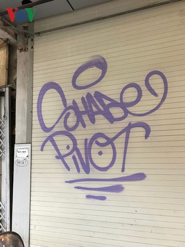 Những dòng chữ vô nghĩa xuất hiện khắp nơi, gây phản cảm cho người dân và du khách đến thăm quan khu phố cổ.