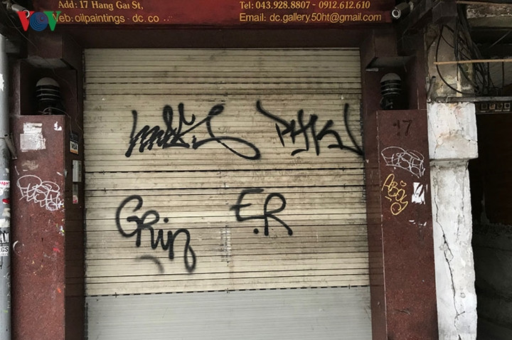 Người dân ở đây phần lớn chẳng hề bận tâm đến những thông điệp lộn xộn được ghi trên đó và bức xúc khi cửa nhà bị bôi bẩn.