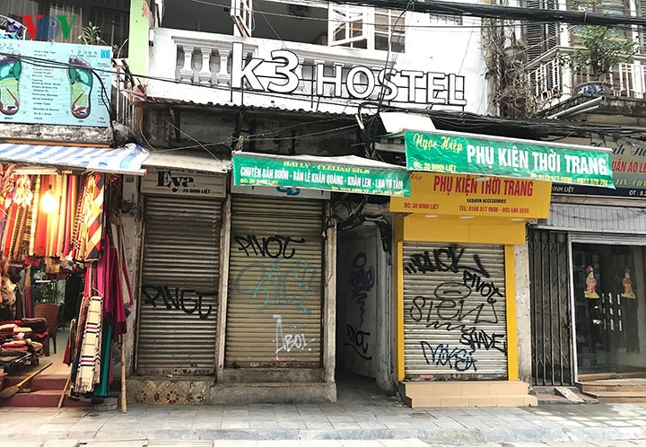 Trên phố Đinh Liệt, những khoảng trống trên cửa là “nạn nhân” thường xuyên của nạn viết ,vẽ bậy.