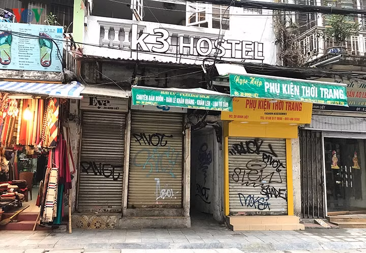 Trên phố Đinh Liệt, những khoảng trống trên cửa là “nạn nhân” thường xuyên của nạn viết ,vẽ bậy.