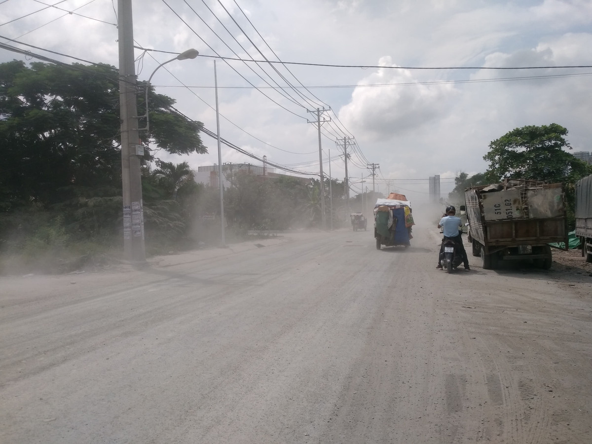 Chị Nguyễn Thị Mỹ Hạnh (35 tuổi, khu phố 3,phường Phú Thuận,quận 7) người dân sống trên tuyến đường Đào Trí cho biết: “Tuyến đường trở nên ô nhiễm nghiêm trọng khiến việc buôn bán của gia đình tôi khặp nhiều khó khăn. Do phải hít bụi liên tục khiến tôi hay bị nhức đầu, mệt mỏi và nhiều khi đổ bệnh nặng phải nằm liệt giường cả tuần mới khỏe lại”. 