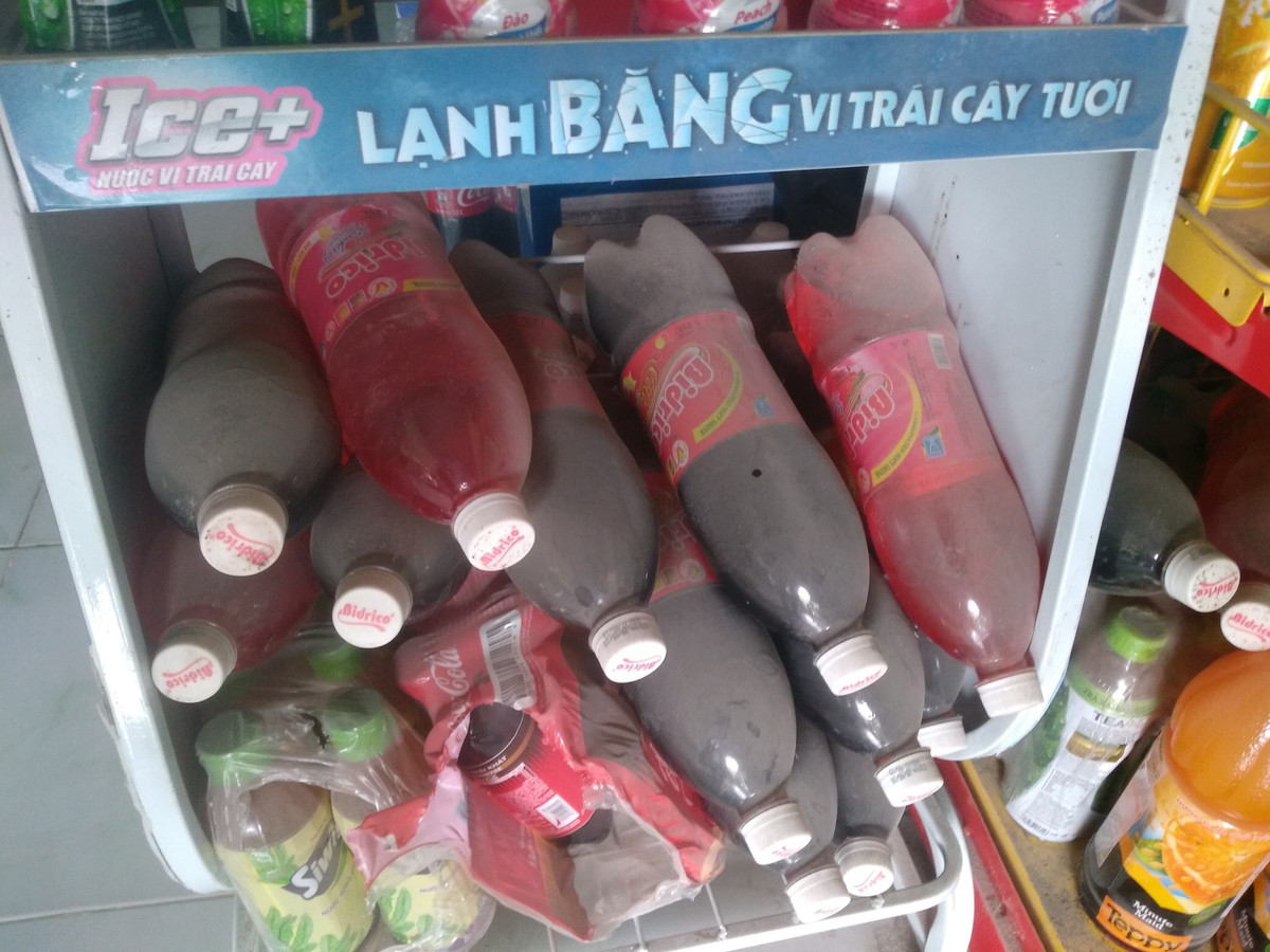 Bụi bặm dày đặc bám ở khắp mọi nơi từ nền nhà cho đến các vật dụng. 