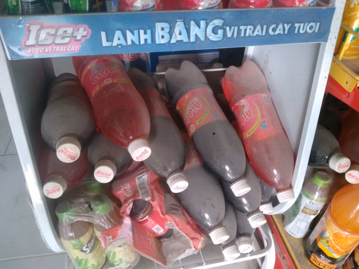 Bụi bặm dày đặc bám ở khắp mọi nơi từ nền nhà cho đến các vật dụng. 