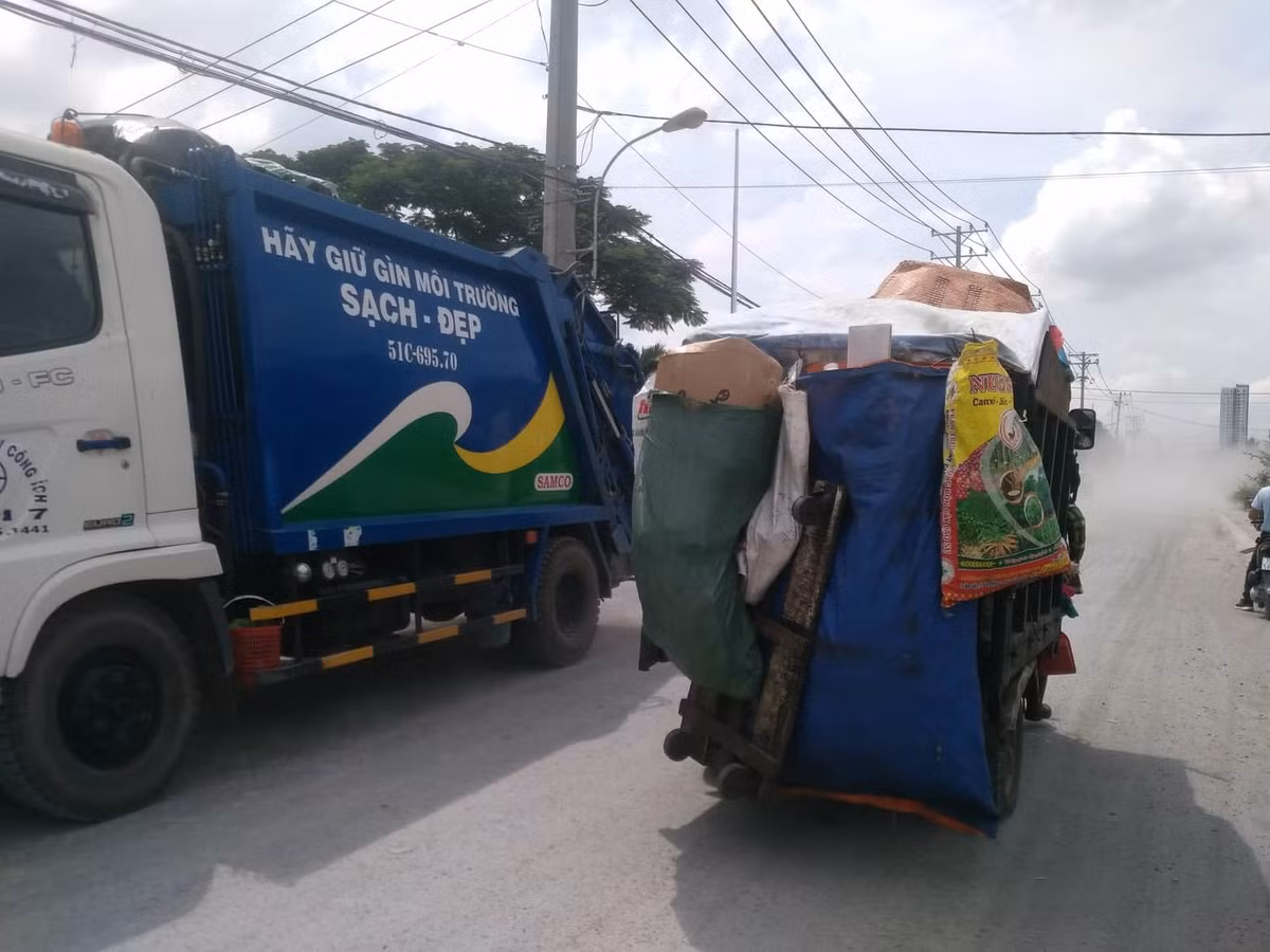 Bụi bay mịt mù nhiều khi chẳng nhìn thấy đường để đi. 
