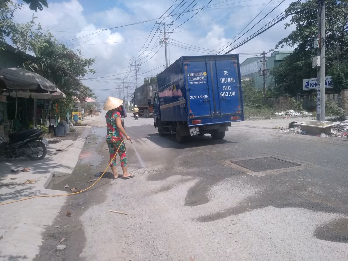 Trước tình trạng này, nhiều hộ dân đã sắm sửa vòi nước để xịt cho bớt bụi, nhưng chỉ khoảng 20 phút sau mặt đường trở nên khô, bụi lại tiếp tục “nhảy múa” bám dày đặc. 