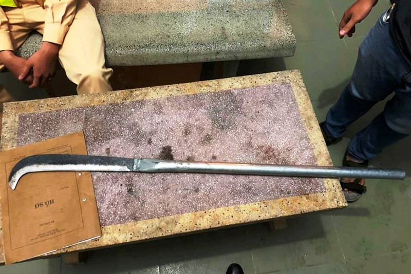 Tài xế container quỳ lạy giữa đường vì bị đồng nghiệp dọa chém - Hình 2 Tai xe container quy lay giua duong vi bi dong nghiep doa chem-Hinh-2