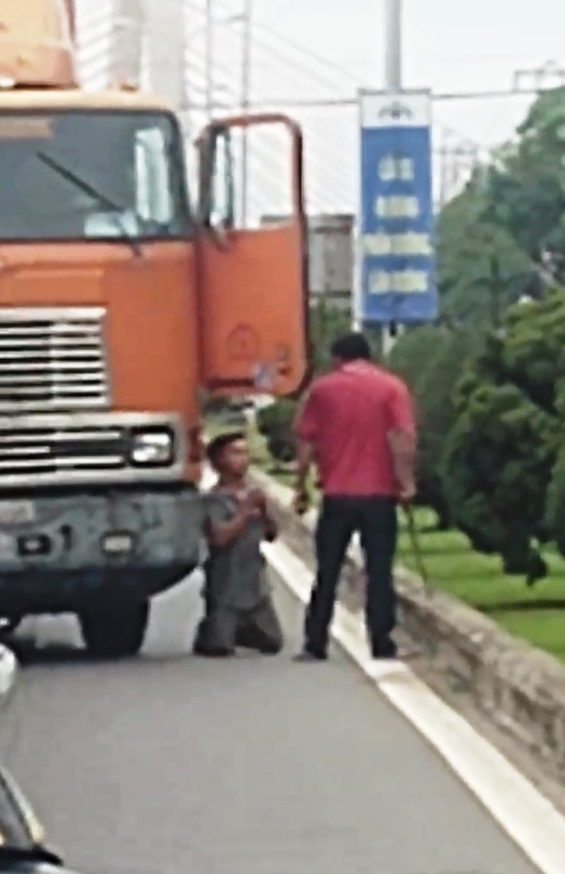 Tai xe container quy lay giua duong vi bi dong nghiep doa chem
