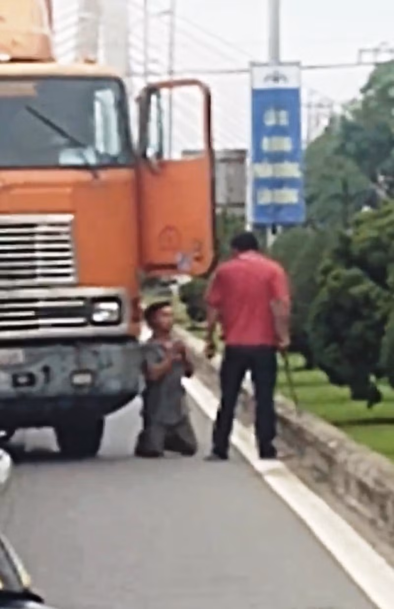 Tai xe container quy lay giua duong vi bi dong nghiep doa chem