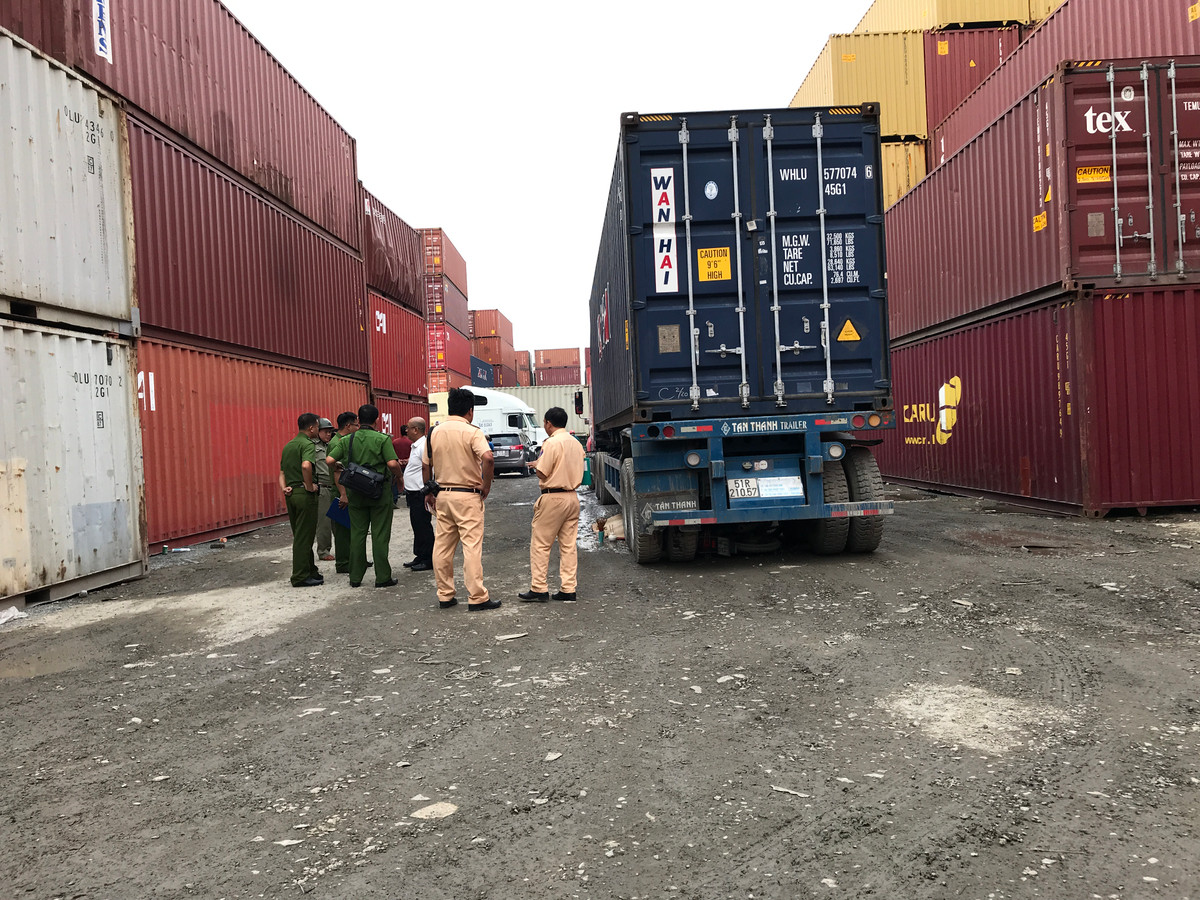 Nguyen nhan nguoi dan ong nam chet duoi banh xe container