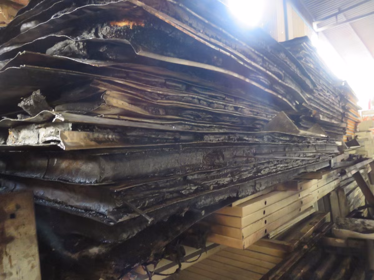 Chay kho hang nha may thep Truong Long, cong nhan thao chay-Hinh-2