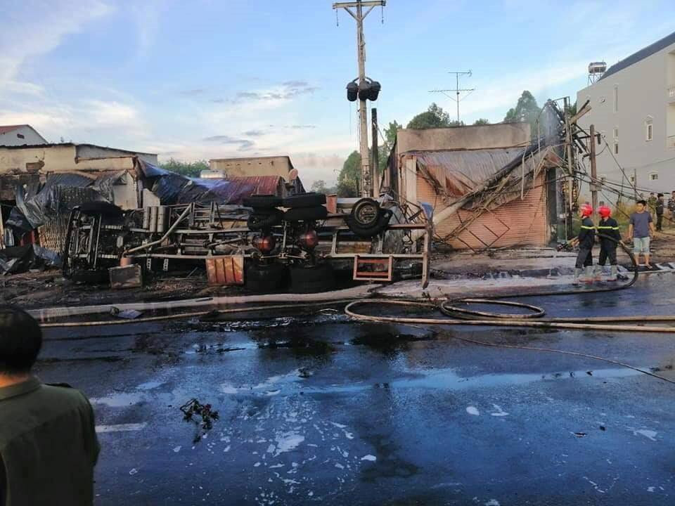 Xe bồn chở xăng bốc cháy, 6 người chết trong biển lửa Xe bon cho xang boc chay, 6 nguoi chet trong bien lua