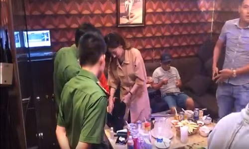 Bat tai tran nu nhan vien ban dam tai nha hang-Hinh-2