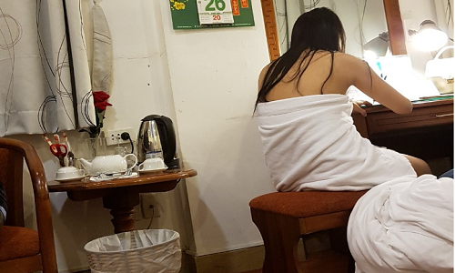 Bắt tại trận nữ nhân viên bán dâm tại nhà hàng Bat tai tran nu nhan vien ban dam tai nha hang