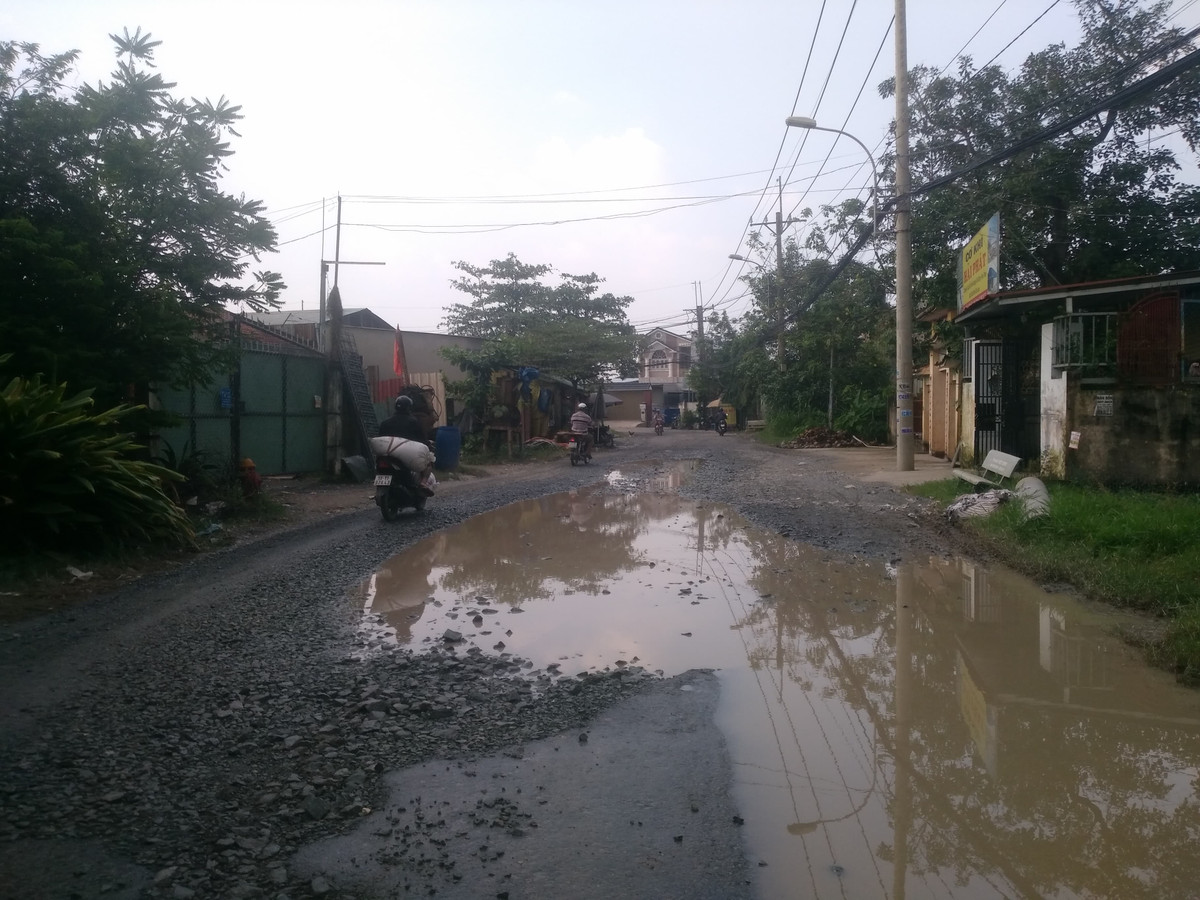 TP.HCM: Dân khốn khổ vì đường hư hỏng, biến dạng như “hố bom” - Hình 6 TP.HCM: Dan khon kho vi duong hu hong, bien dang nhu “ho bom”-Hinh-6