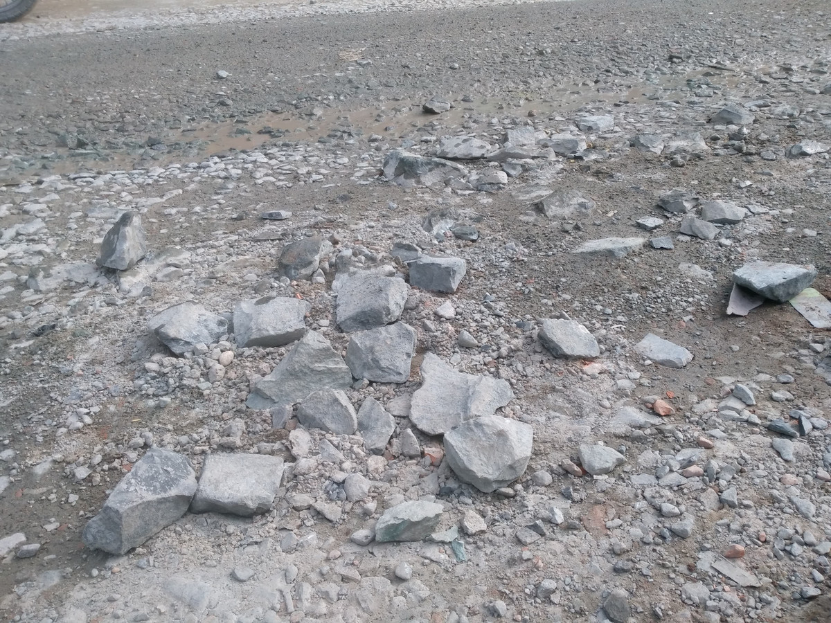 TP.HCM: Dân khốn khổ vì đường hư hỏng, biến dạng như “hố bom” - Hình 3 TP.HCM: Dan khon kho vi duong hu hong, bien dang nhu “ho bom”-Hinh-3