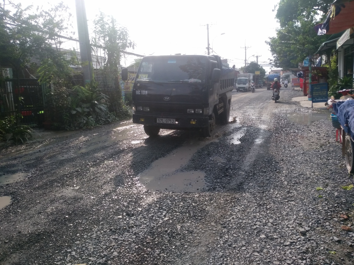 TP.HCM: Dân khốn khổ vì đường hư hỏng, biến dạng như “hố bom” - Hình 5 TP.HCM: Dan khon kho vi duong hu hong, bien dang nhu “ho bom”-Hinh-5