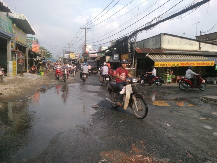 TP.HCM: Dân khốn khổ vì đường hư hỏng, biến dạng như “hố bom” - Hình 7 TP.HCM: Dan khon kho vi duong hu hong, bien dang nhu “ho bom”-Hinh-7
