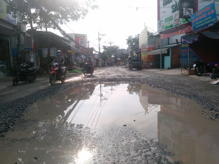 TP.HCM: Dân khốn khổ vì đường hư hỏng, biến dạng như “hố bom” - Hình 2 TP.HCM: Dan khon kho vi duong hu hong, bien dang nhu “ho bom”-Hinh-2