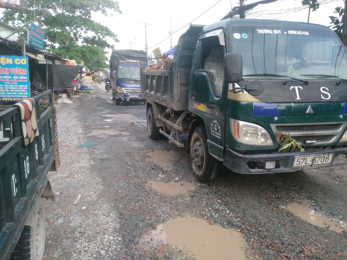 TP.HCM: Dan khon kho vi duong hu hong, bien dang nhu “ho bom”