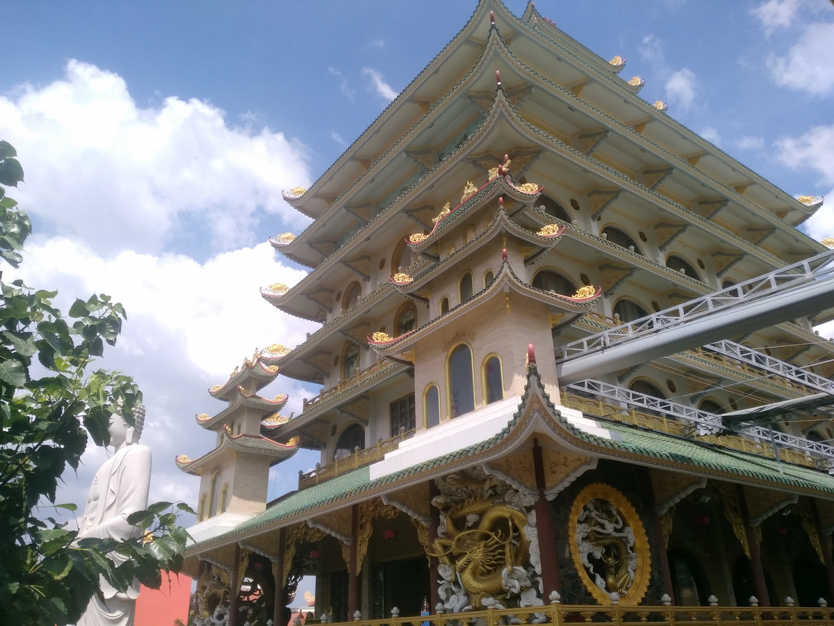  Chùa Vạn Đức tọa lạc số 234 đường Tô Ngọc Vân, phường Tam Phú, quận Thủ Đức, TP. Hồ Chí Minh. Chùa do cố HT.Thích Trí Tịnh, đời thứ 41 dòng thiền Lâm Tế Gia Phổ, khai sơn năm 1954.