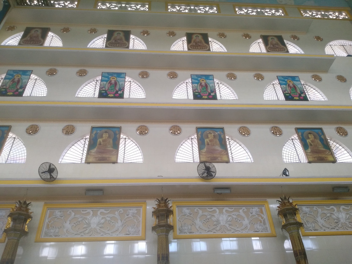 Xung quanh các bức tường được trang trí những bức hình của các vị Phật xen lẫn với chữ Phật được đắp nổi bằng chữ Hán. 