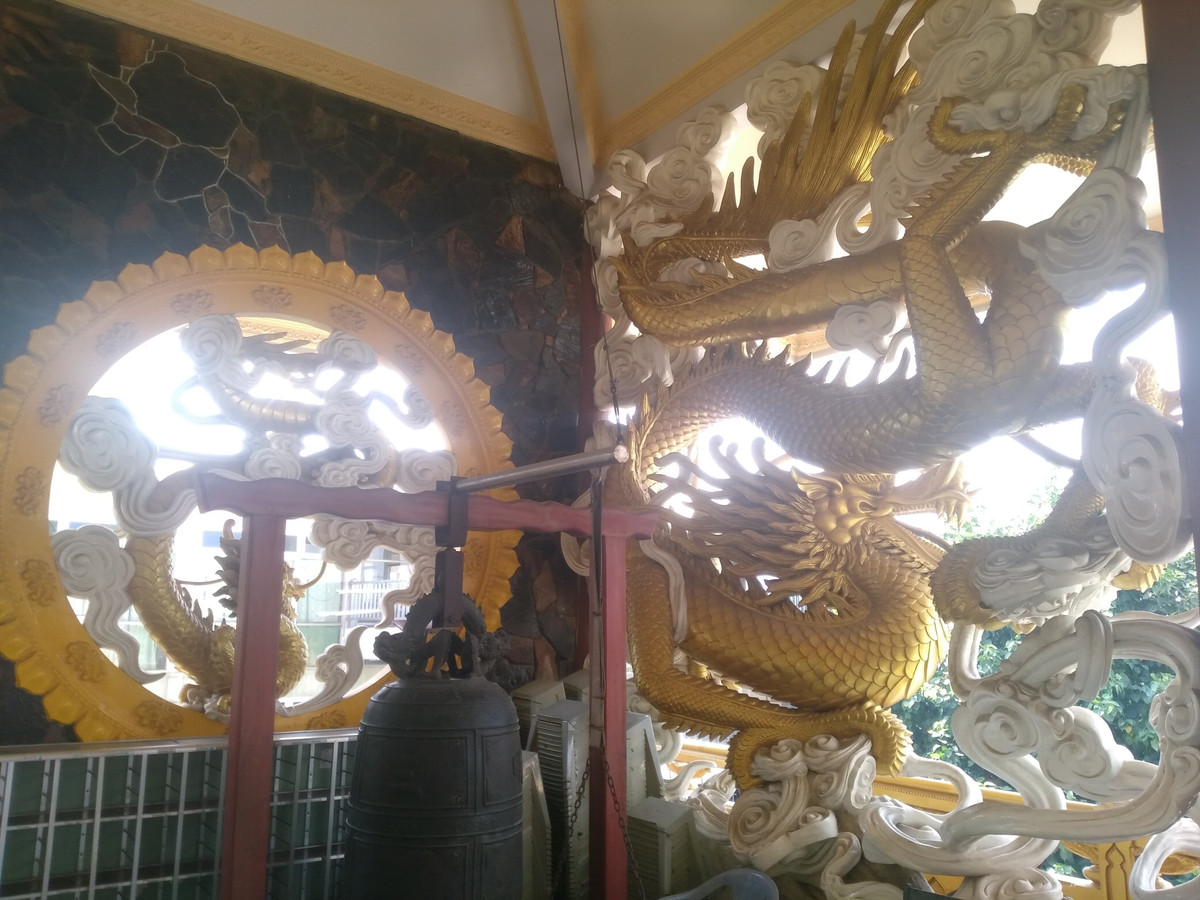 Khu vực để chuông, trống nằm phía ngoài chánh điện nổi bật với hình chạm khắc 2 con rồng rất lớn, mang đậm nét đặc trưng văn hóa về hình tượng rồng trong truyền thuyết, tâm thức của người Việt. 