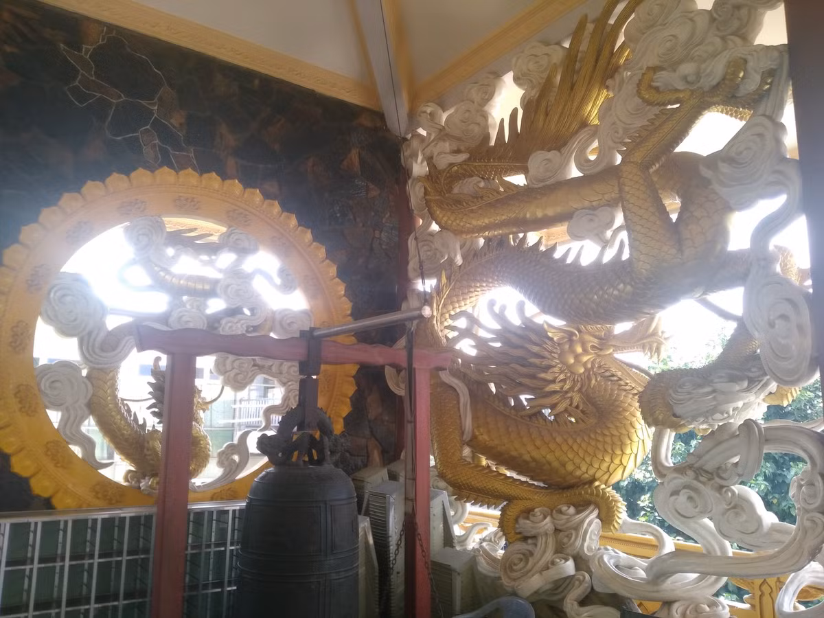 Khu vực để chuông, trống nằm phía ngoài chánh điện nổi bật với hình chạm khắc 2 con rồng rất lớn, mang đậm nét đặc trưng văn hóa về hình tượng rồng trong truyền thuyết, tâm thức của người Việt. 