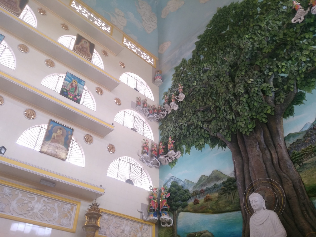 Các gốc của tòa chánh điện được trang trí hình các vị Bồ tát, các chư thiên đang cưỡi mây chu du trong cõi ta bà để hoằng hóa và cứu độ chúng sinh thoát khỏi bể khổ luân hồi để nương về cõi Tây Phương. 