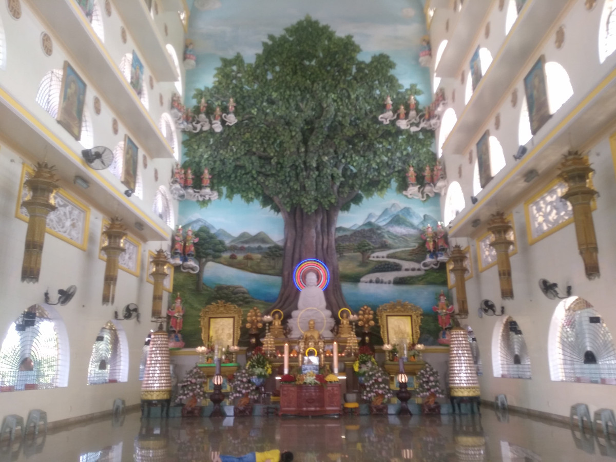 Khu nội điện thờ Phật với không gian rộng rãi, phía trên trần cao hơn gần 40 m. Nơi đây tôn trí tượng Phật Thích Ca và Tam thế Phật. Đặc biệt, trung tâm nội điện là bức phù điêu nổi hình cây bồ đề và phong cảnh sông Ni Liên Thiền. Trung tâm sách kỷ lục Việt Nam đã xác lập đây là "Bức phù điêu cây bồ đề đắp nổi lớn nhất nước". 